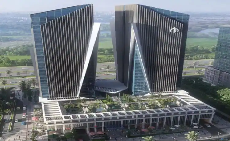 برجان تجاريان بواجهات زجاجية فوق منصة خضراء